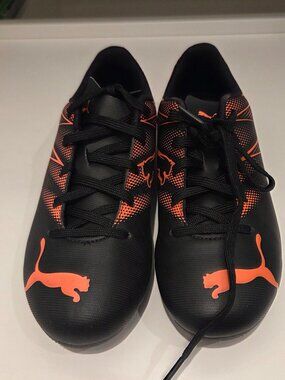 PUMA KIDS SOCCER SHOES Like New